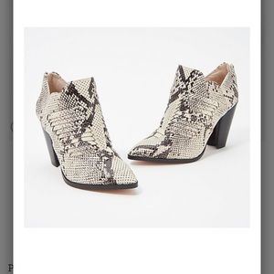 VINCE CAMUTO Levana Snake Print Leather Booties 8
